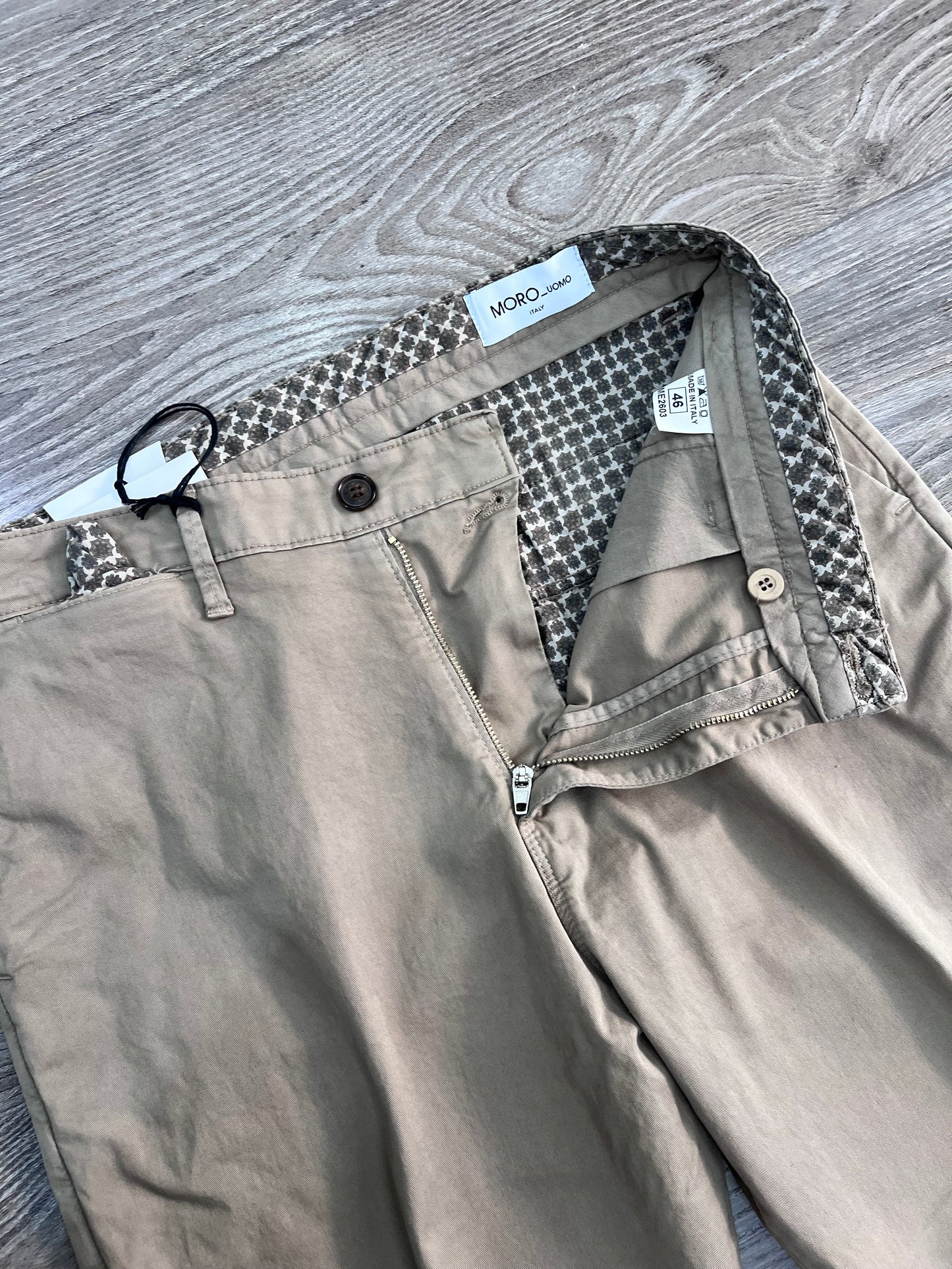Pantalone Uomo 603 colore beige - dettaglio abbottonatura, bustino fantasia e taschino sul davanti.