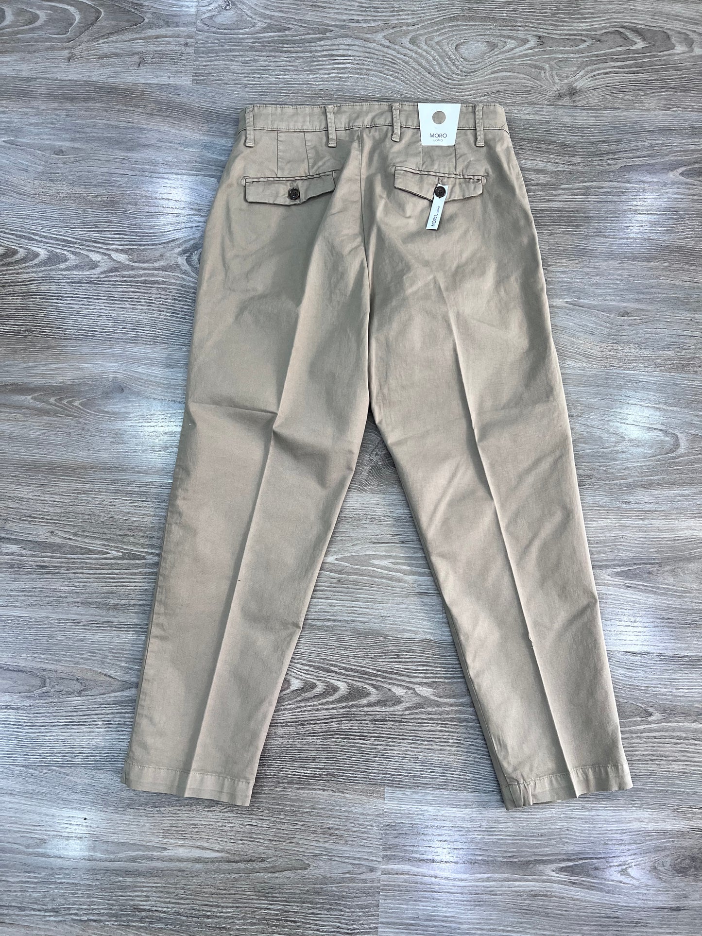 pantalone uomo 603 colore beige - vista posteriore sù sfondo neutro