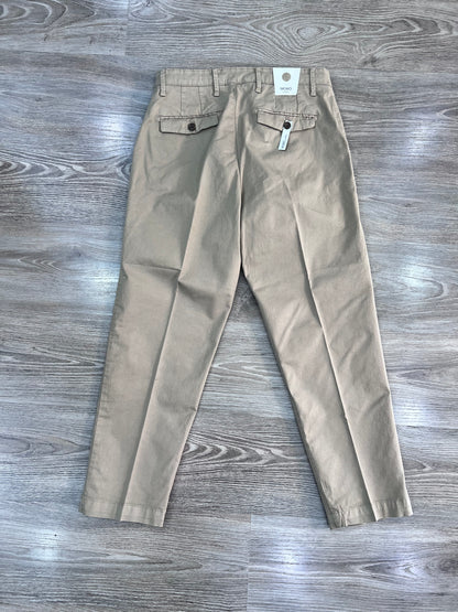 pantalone uomo 603 colore beige - vista posteriore sù sfondo neutro
