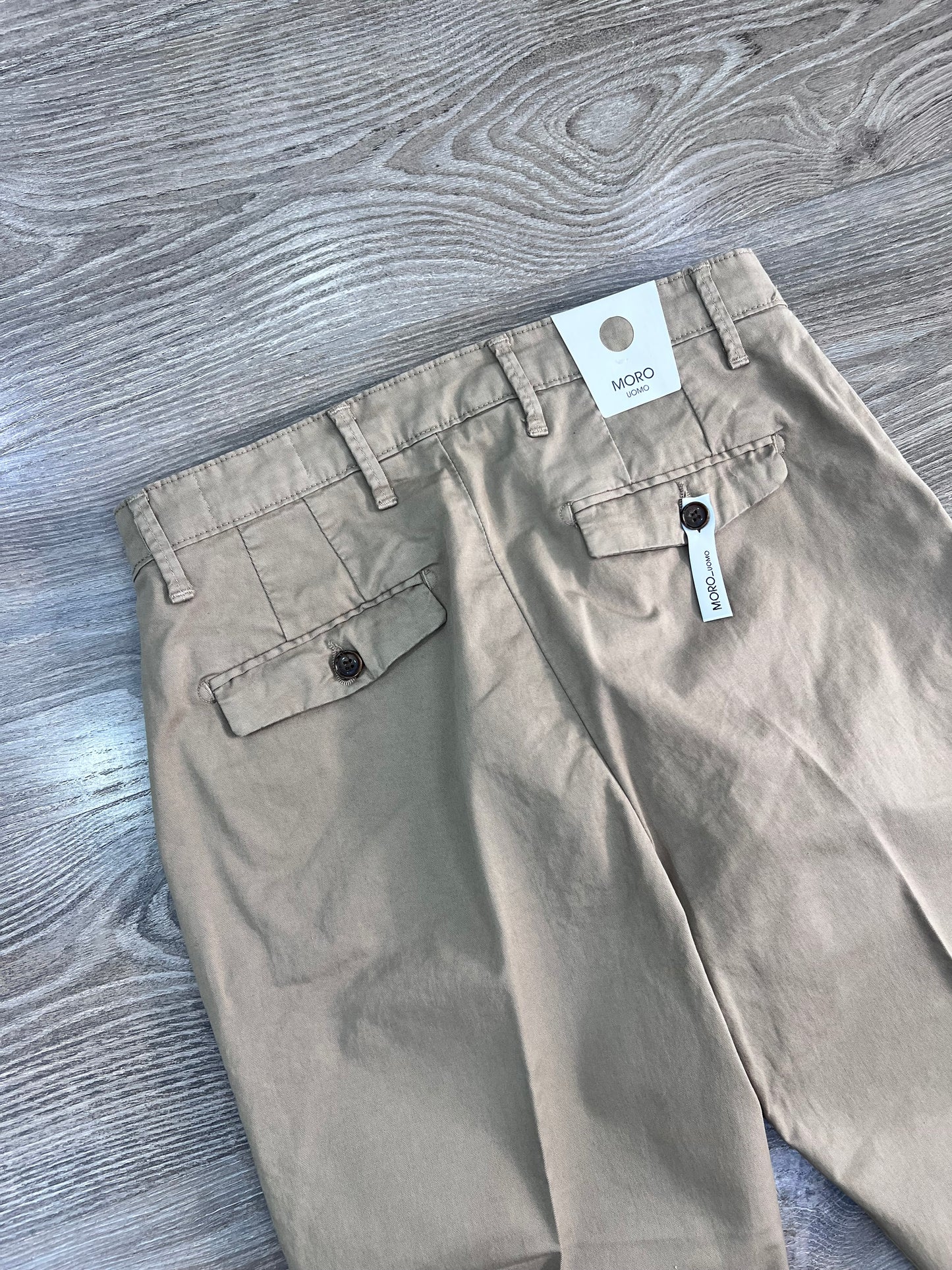 Pantalone Uomo 603 colore beige dettaglio posteriore tasche con pattine e bottoni.