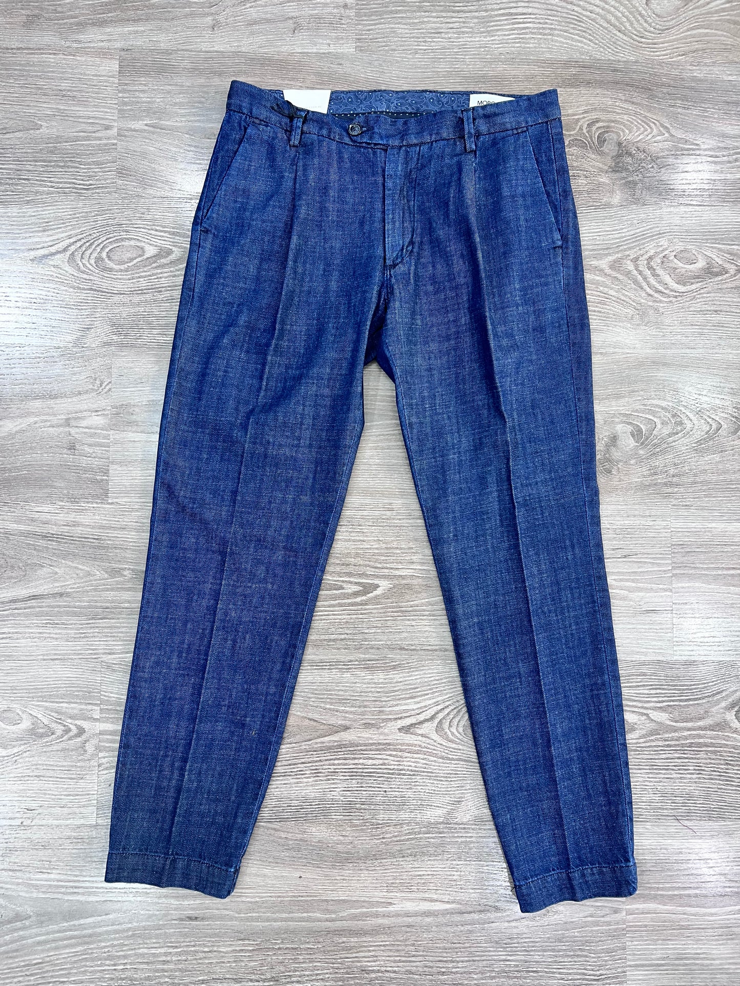 Jeans sartoriale uomo vista frontale – taglio con pince, vestibilità regolare – MEJ Frarò