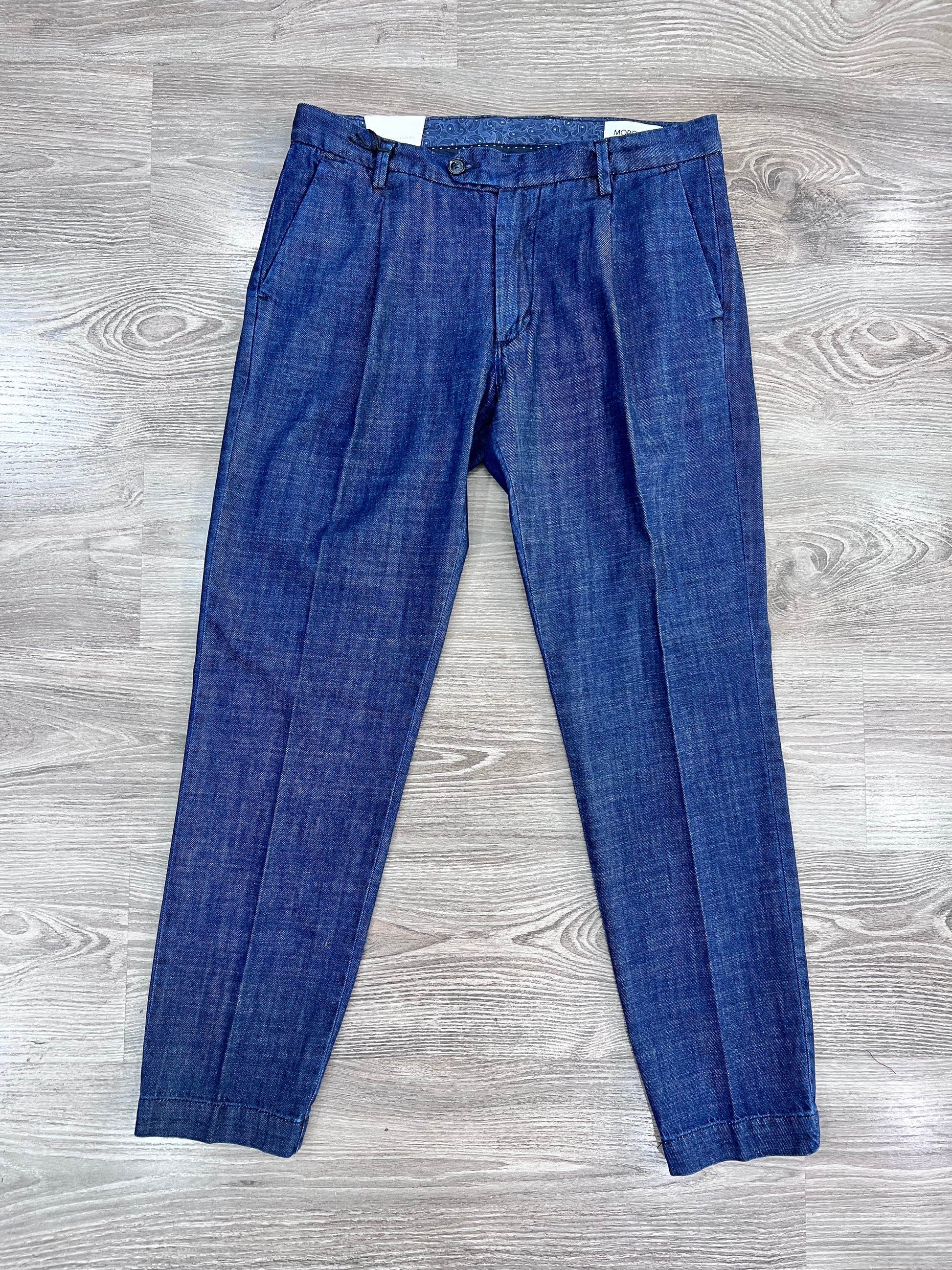 Jeans sartoriale uomo vista frontale – taglio con pince, vestibilità regolare – MEJ Frarò