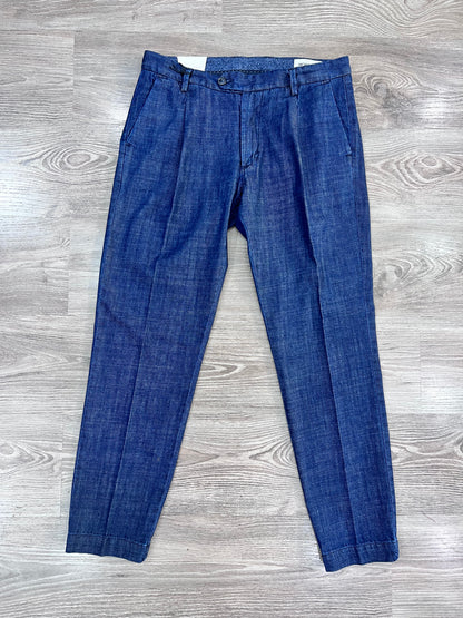 Jeans sartoriale uomo vista frontale – taglio con pince, vestibilità regolare – MEJ Frarò