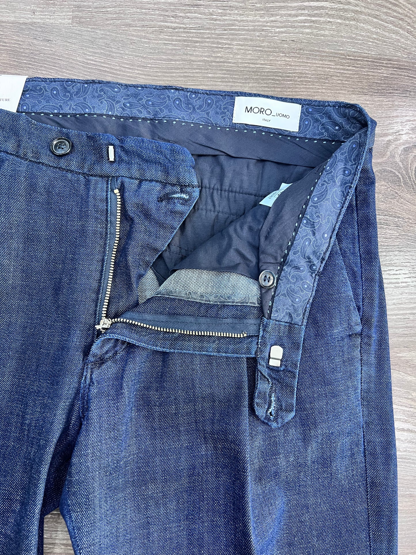 Dettaglio abbottonatura sovrapposta jeans sartoriale uomo 100% cotone – MEJ Frarò