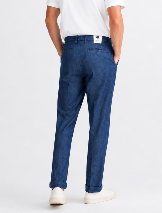 Jeans sartoriale uomo vista posteriore – indossato da modello - tessuto leggero estivo Made in Italy – MEJ Frarò