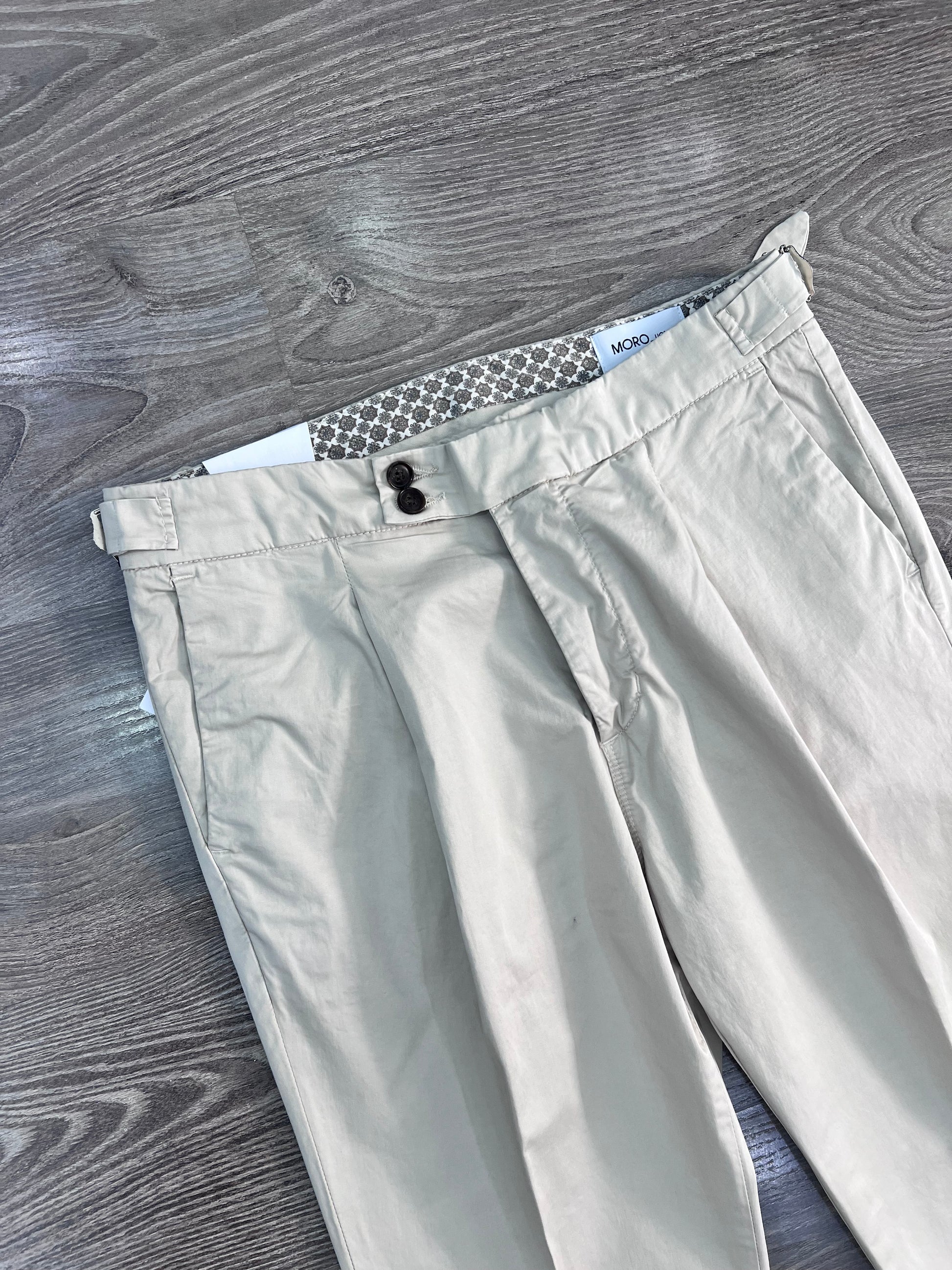 Dettaglio pince frontale pantalone sartoriale uomo con fibbie – cotone rasato 98% MEJ Frarò