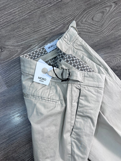 Dettaglio fibbie doppie sul bustino pantalone sartoriale uomo con fibbie – manifattura Made in Italy MEJ
