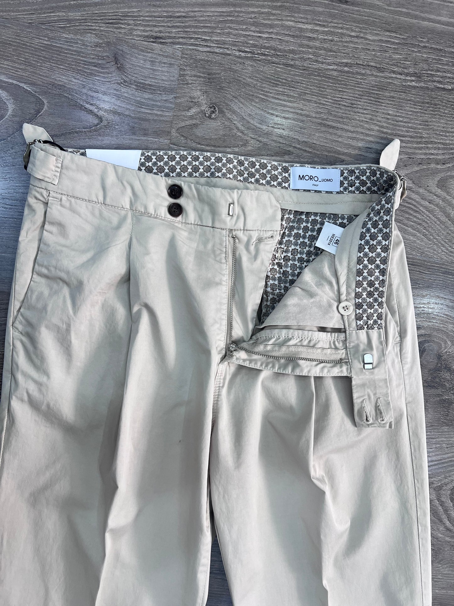 Dettaglio abbottonatura e fodera interna frontale pantalone sartoriale uomo con fibbie – cotone rasato 98% MEJ Frarò