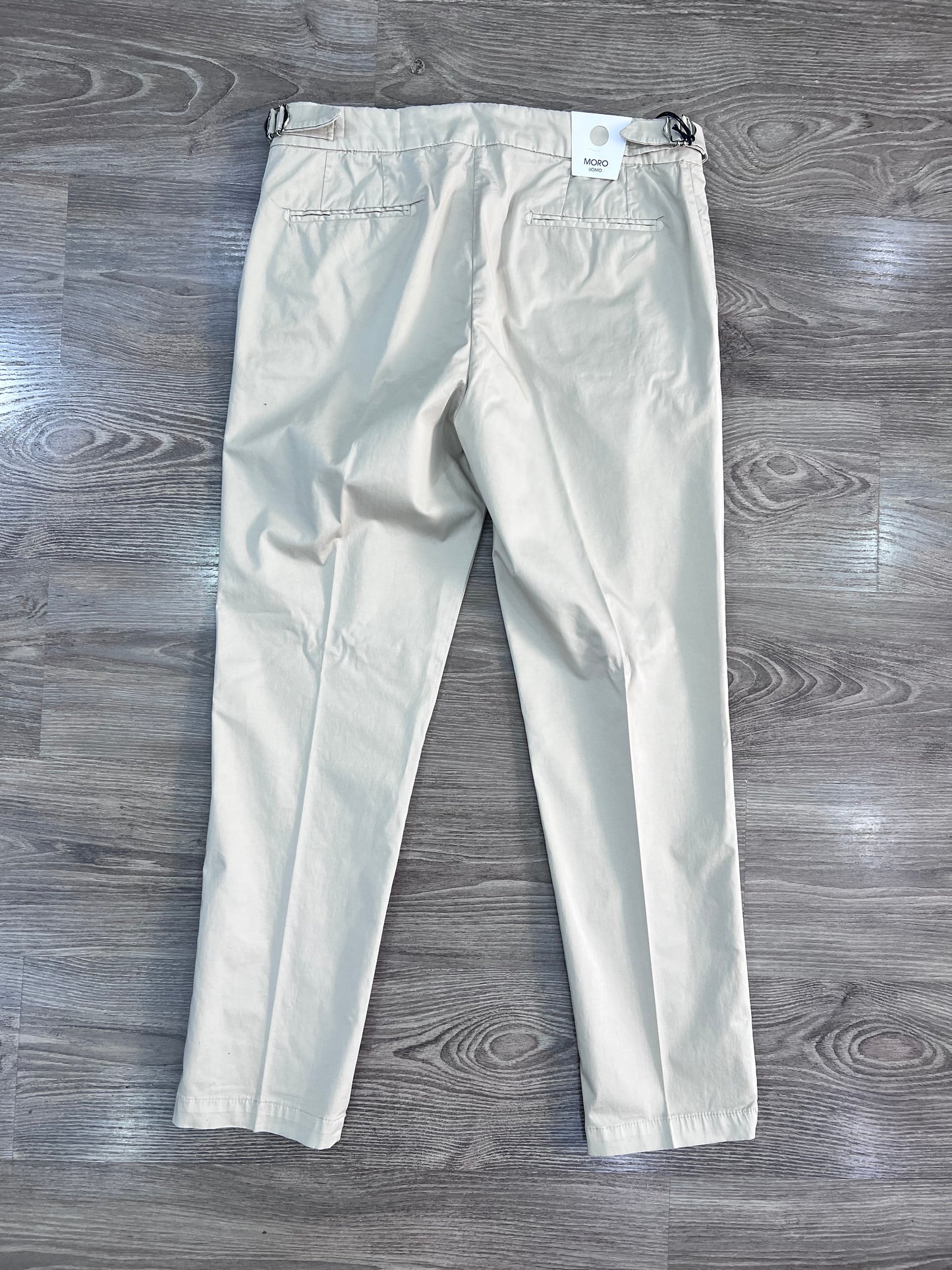 Pantalone uomo sartoriale beige vista posteriore – tasche a friso Made in Italy MEJ