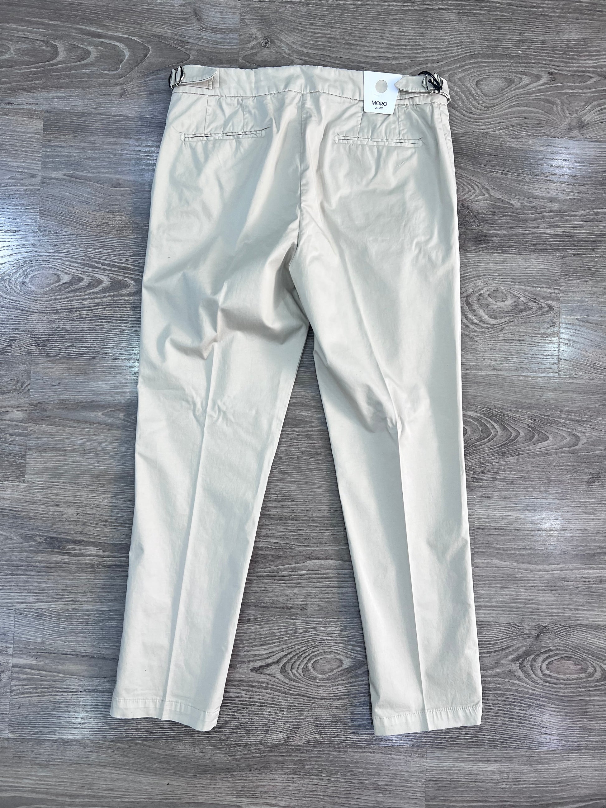 Pantalone uomo sartoriale beige vista posteriore – tasche a friso Made in Italy MEJ