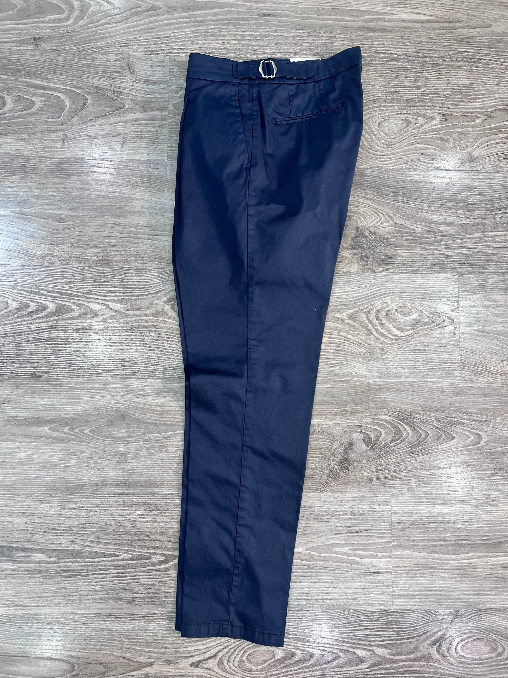 Pantalone sartoriale uomo con fibbie dark blu vista laterale – tessuto cotone elastene estivo MEJ Frarò
