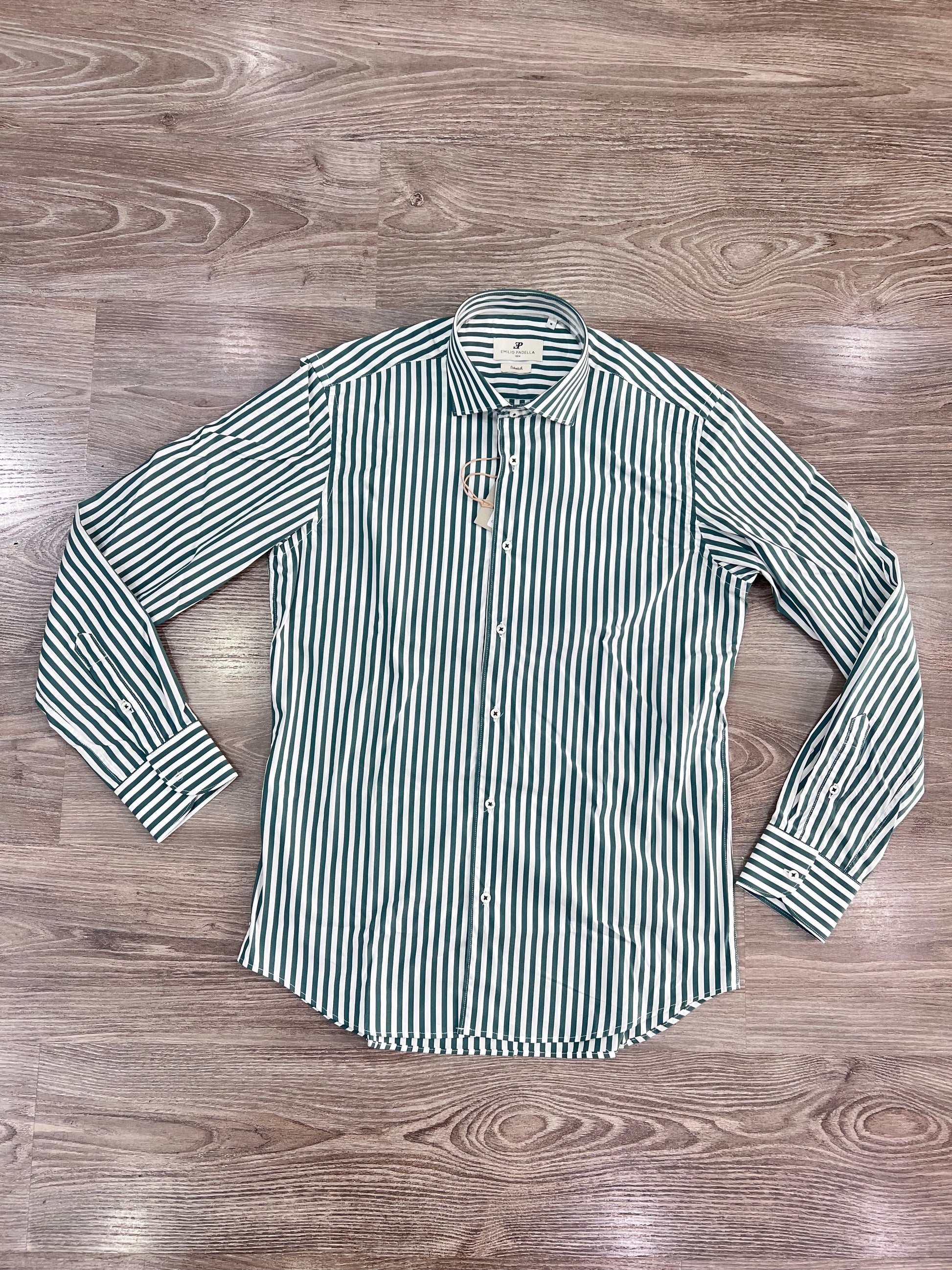 Camicia uomo fast rigo verde vista frontale - camicia aperta sù sfondo neutro