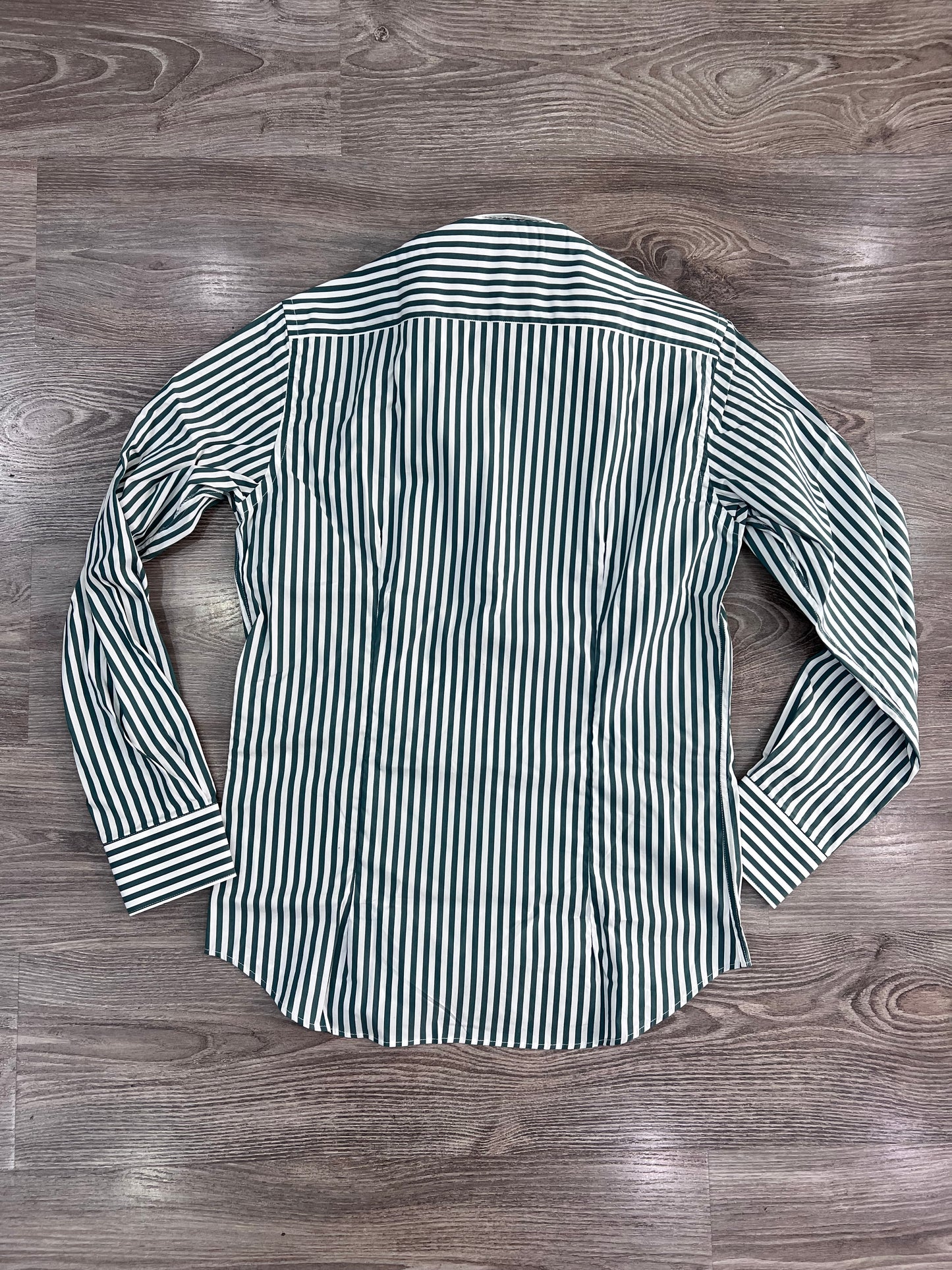 Camicia uomo fast rigo verde vista posteriore - camicia aperta sù sfondo neutro
