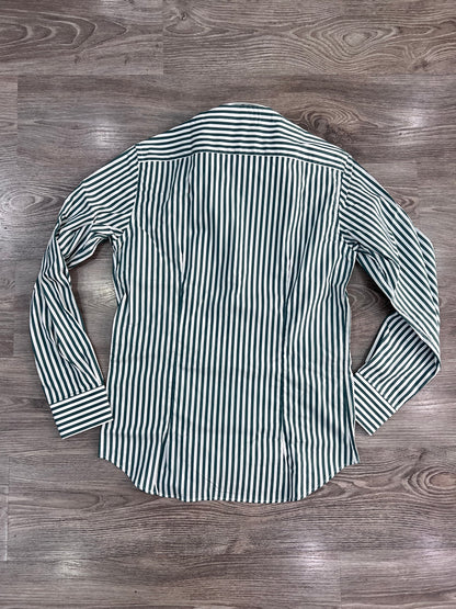 Camicia uomo fast rigo verde vista posteriore - camicia aperta sù sfondo neutro