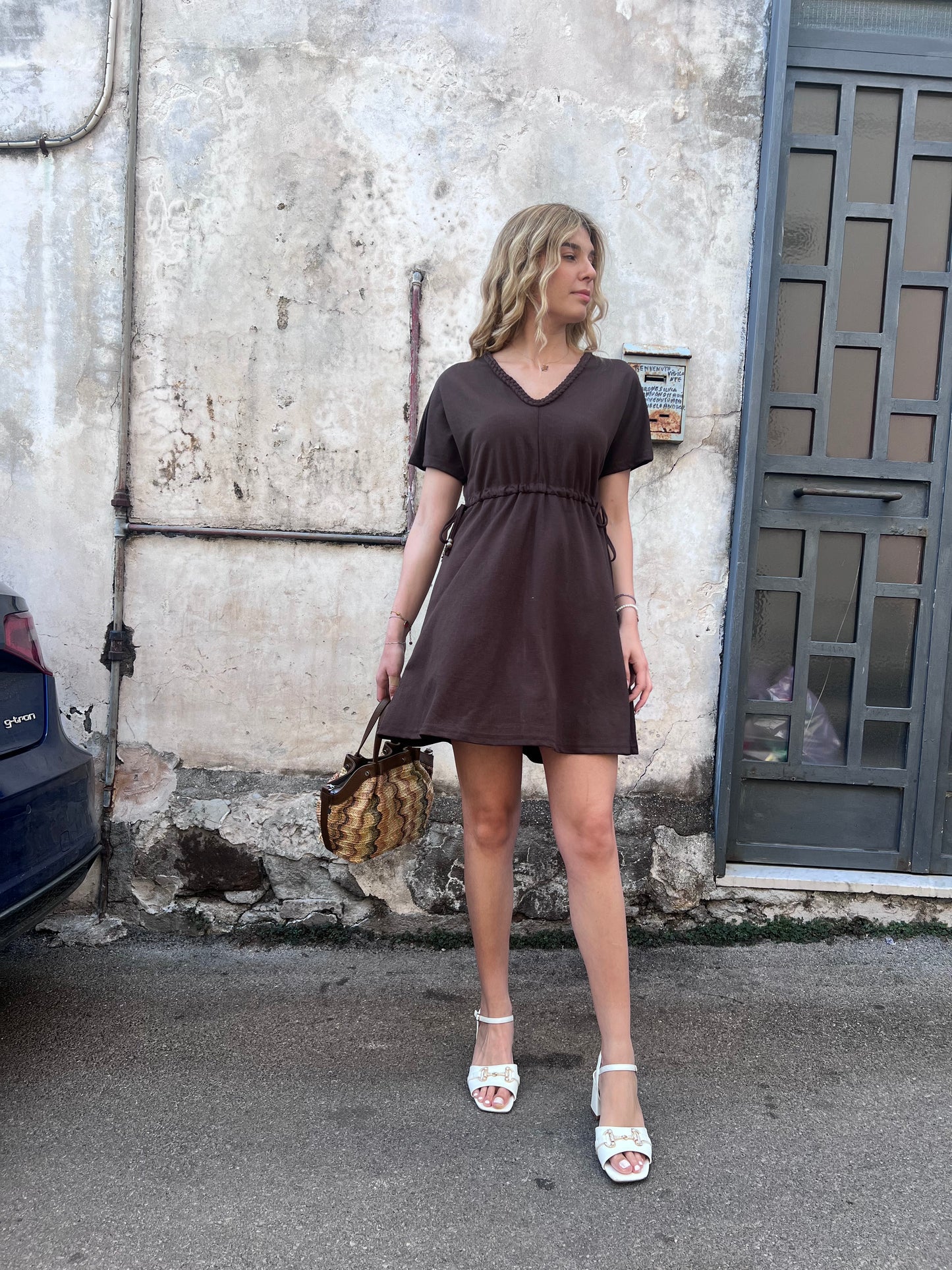 Abito Janelle donna colore verde estivo manica corta con scollo a V e cordino, elastico in vita – indossato da modella -  total look - Frarò Shop