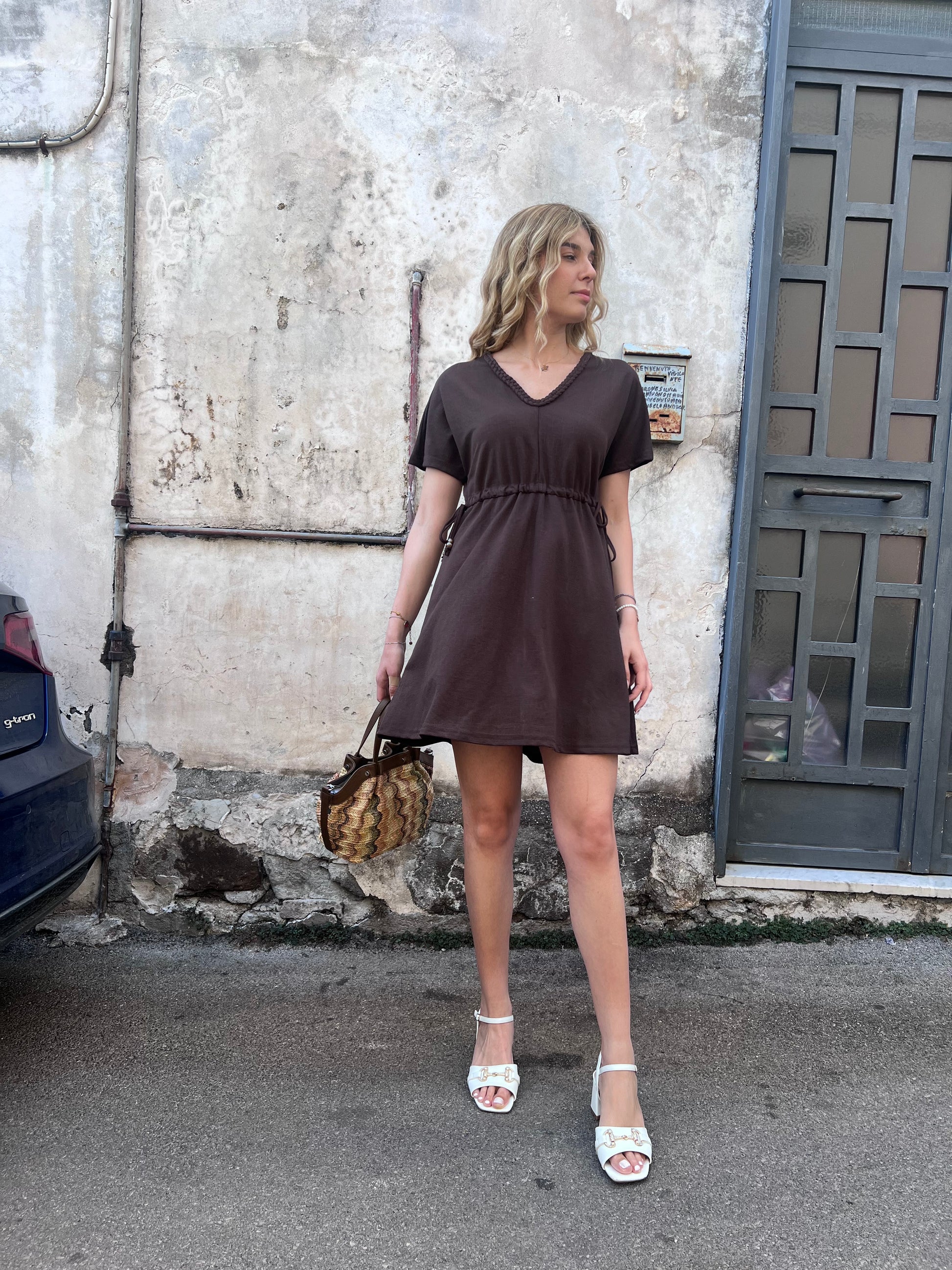 Abito Janelle donna colore verde estivo manica corta con scollo a V e cordino, elastico in vita – indossato da modella -  total look - Frarò Shop