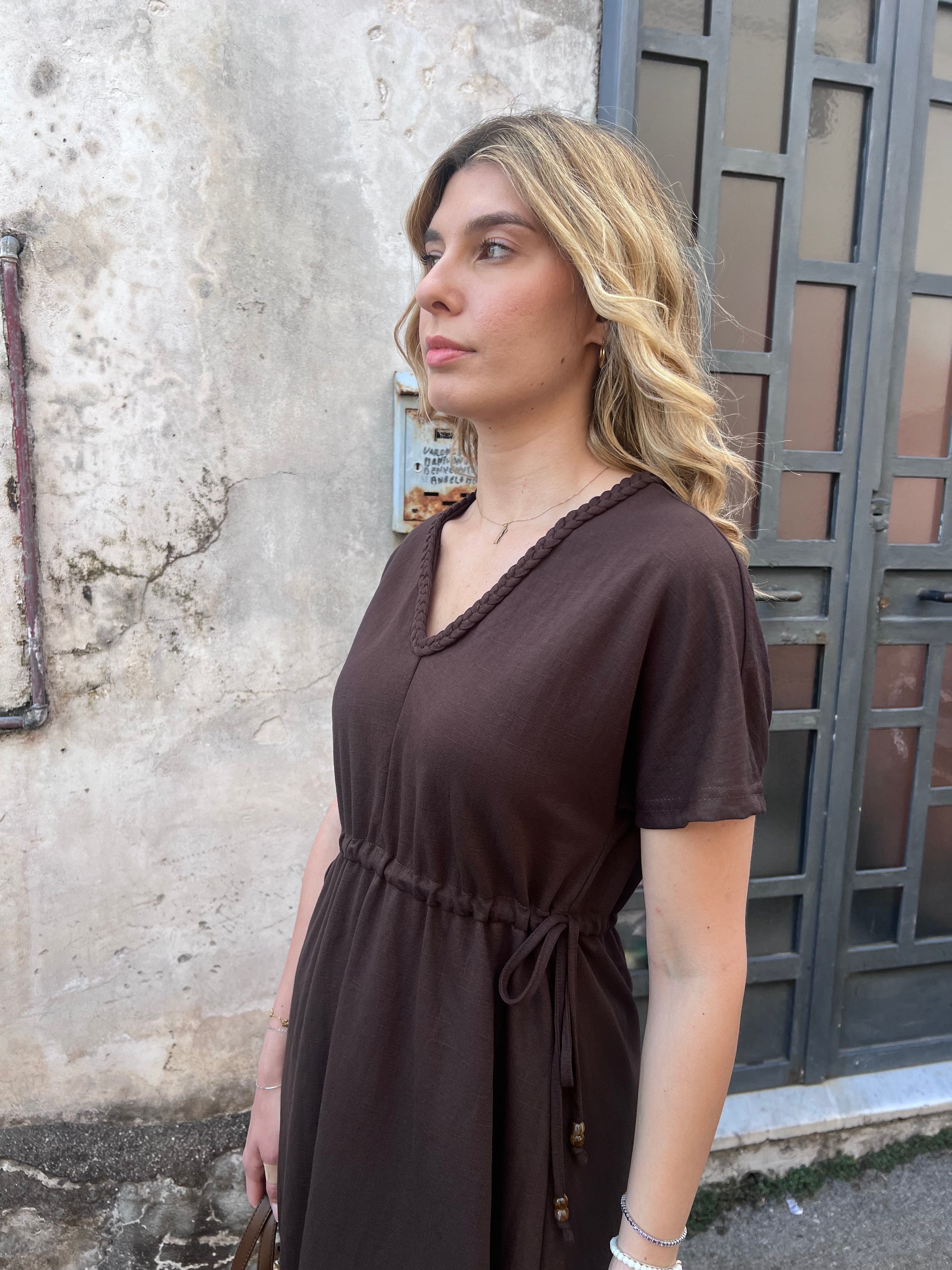 Abito Janelle donna colore cioccolato - estivo dettaglio  scollo a V e cordino, elastico in vita – Frarò Shop