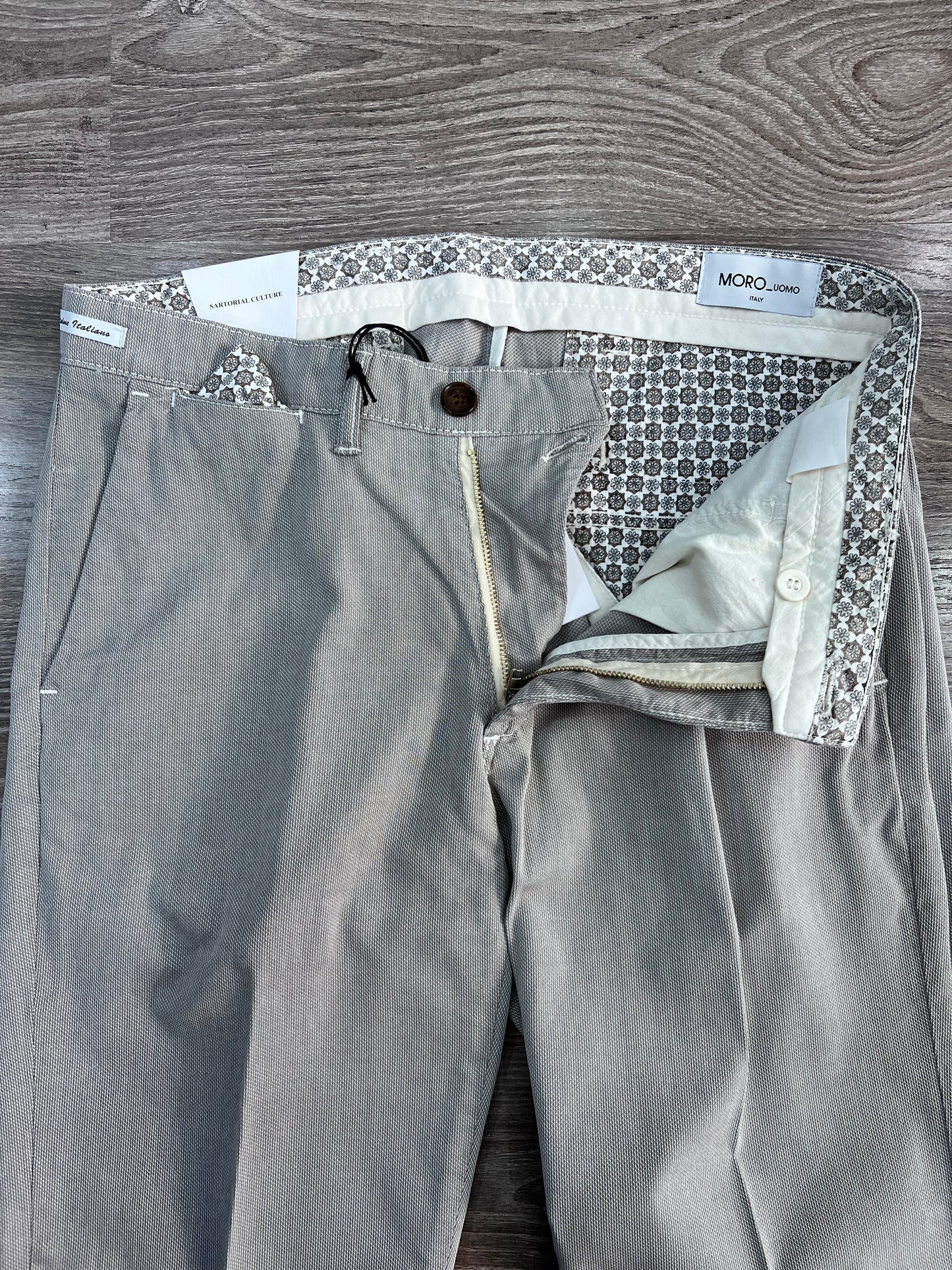 Pantalone uomo tinto in filo perla – dettaglio abbottonatura, interno , e manifattura – Frarò