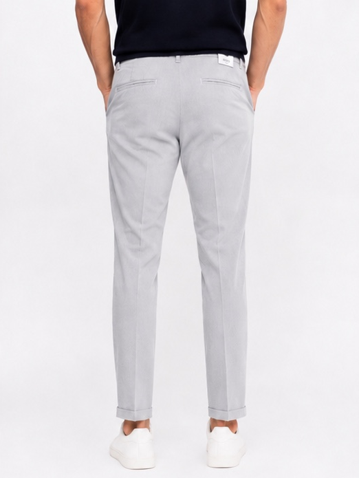 Pantalone uomo slim fit perla – vista posteriore – indossato da modello -manifattura italiana Frarò