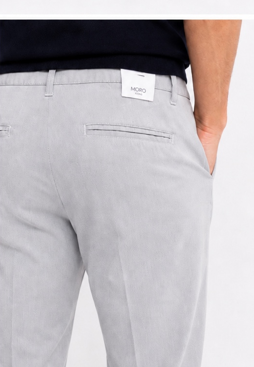 Pantalone uomo tinto in filo perla –  indossato da modello - dettaglio tasche a friso – Frarò