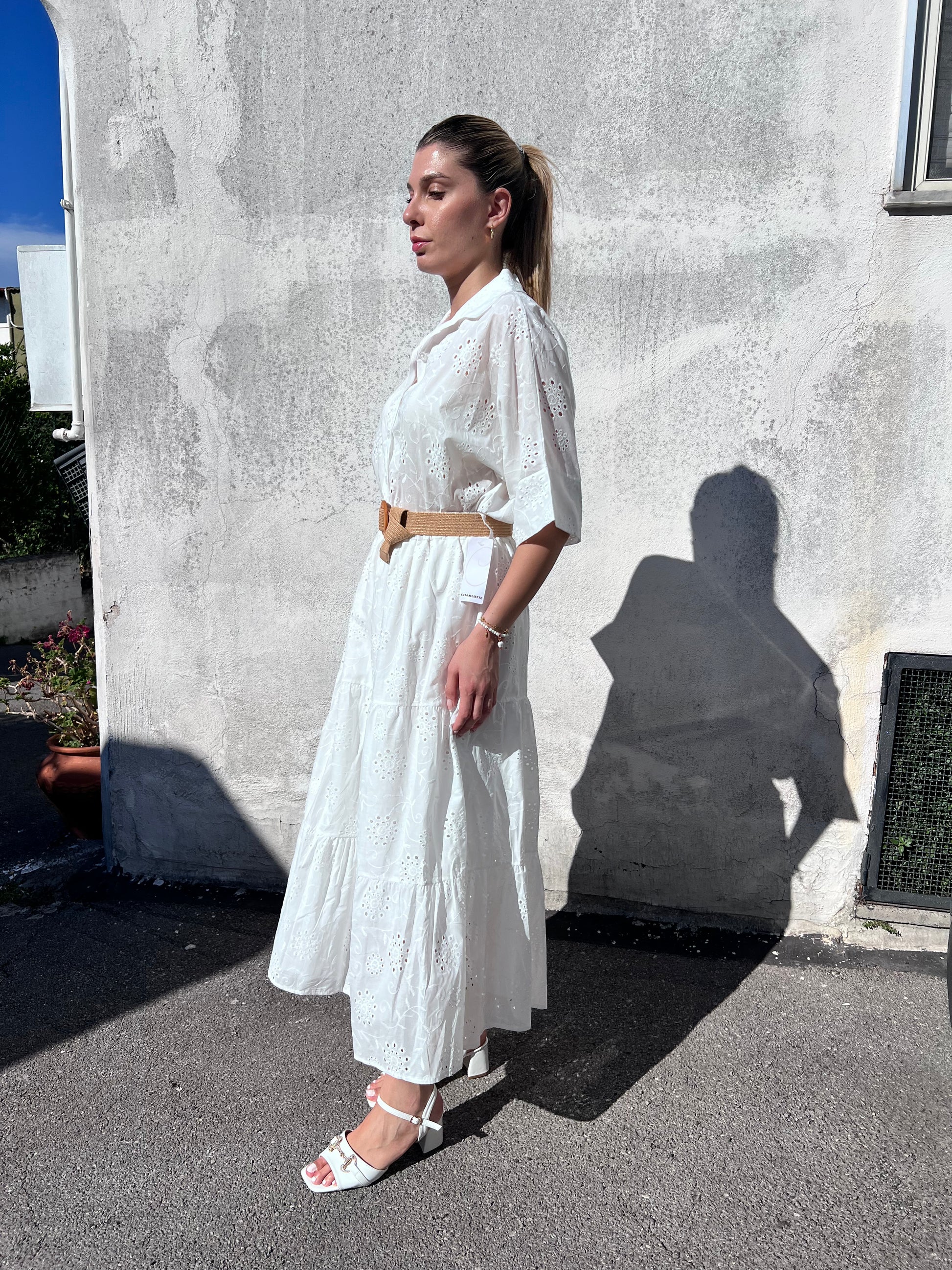 Set donna camicia e gonna in pizzo san gallo bianco – abbigliamento estivo Made in Italy Frarò - vista laterale
