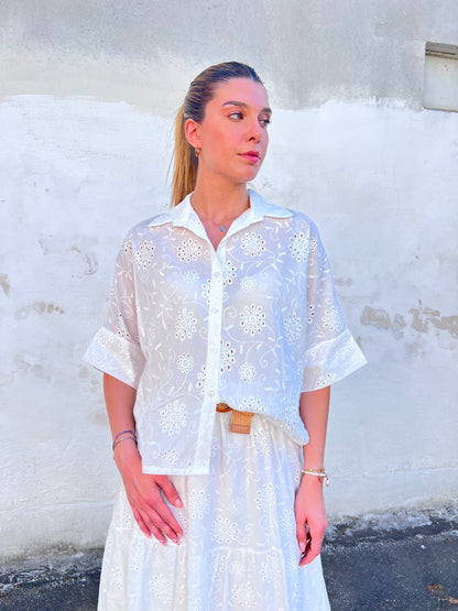 Completo donna estivo in bianco cotone pizzo san gallo – vista frontale camicia con bottoni 
