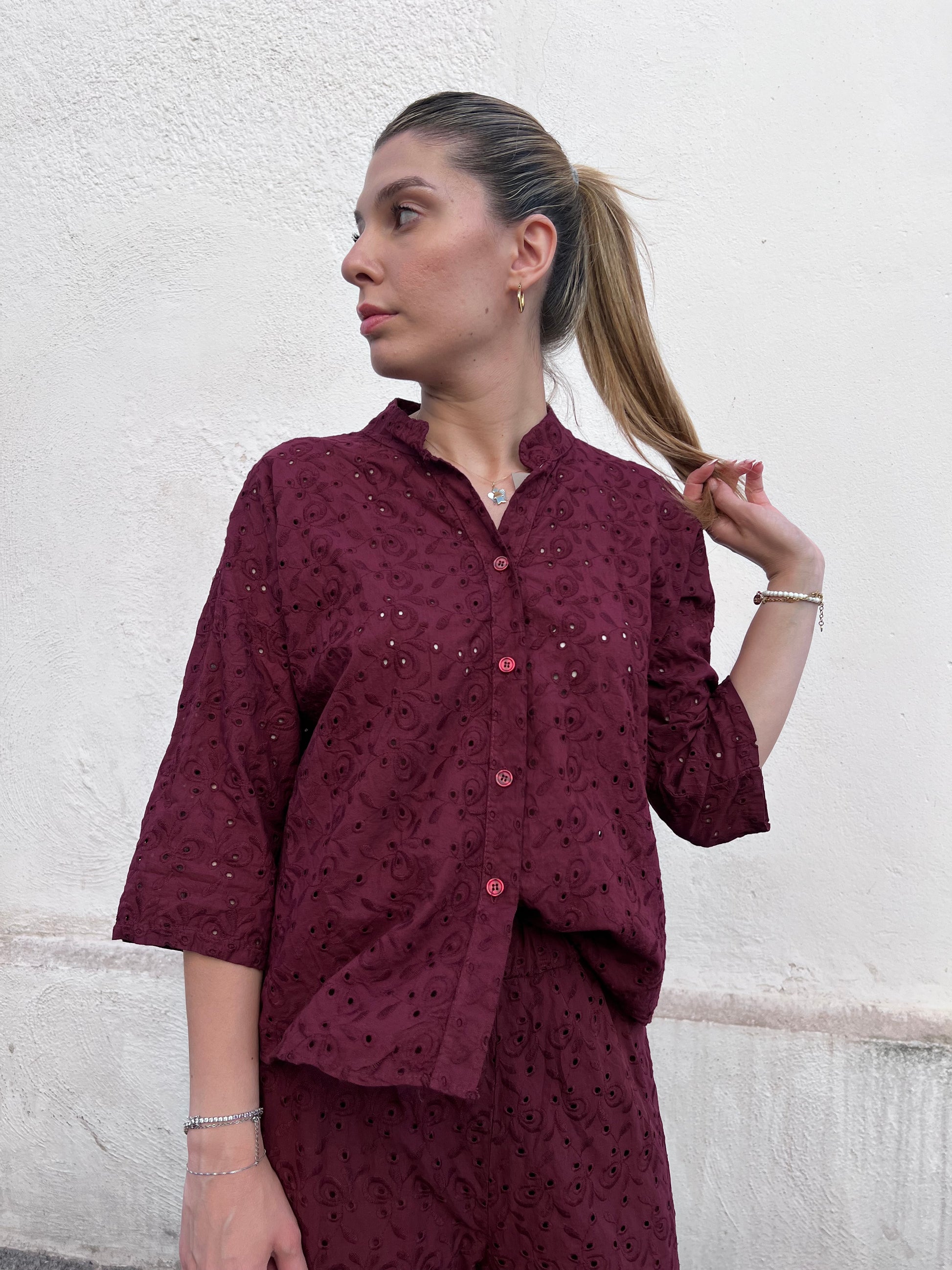 Coord set in pizzo san gallò donna colore amarena –  dettaglio camicia manica 3/4 - Made in Italy
