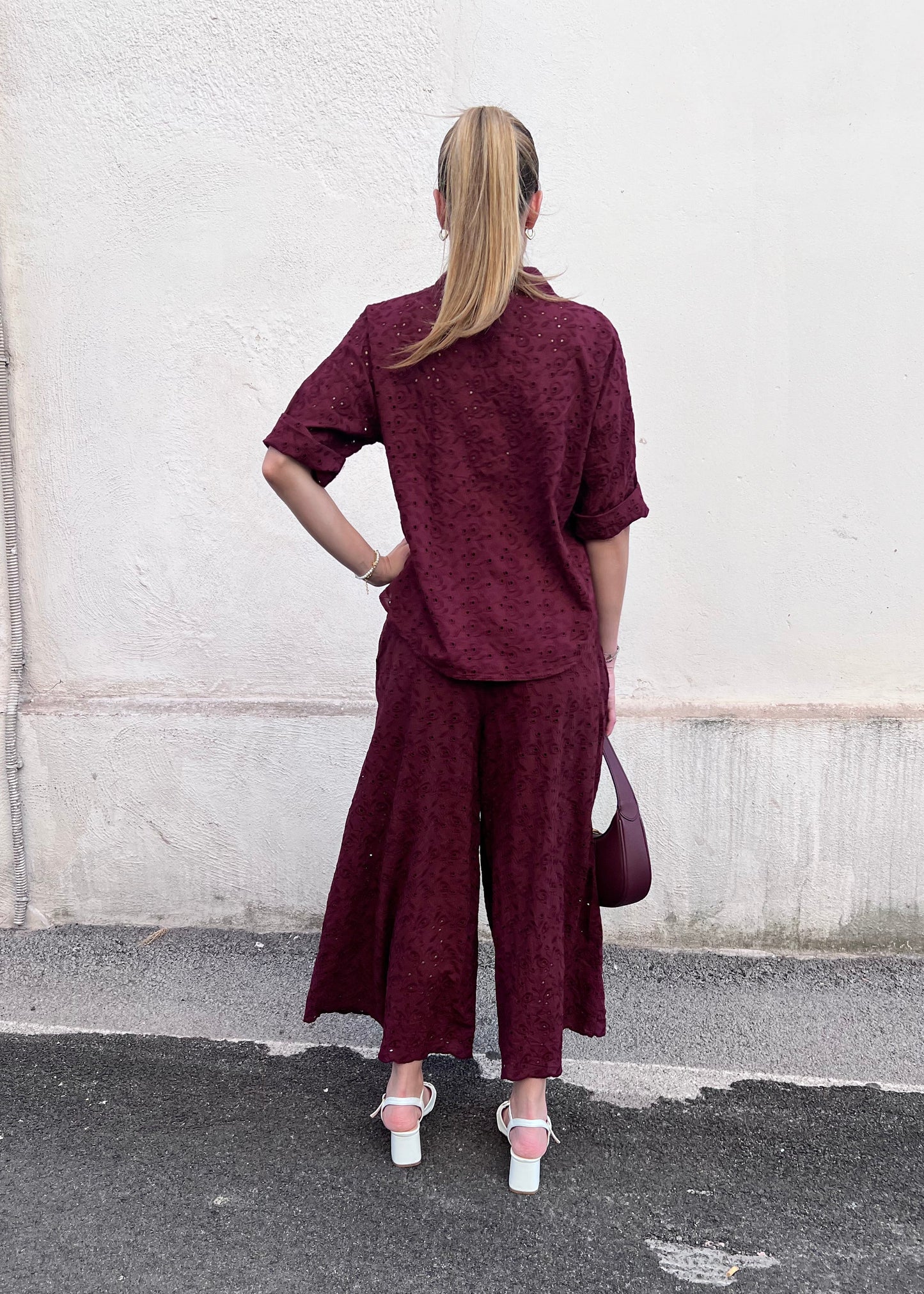 Coord set in pizzo san gallò donna colore amarena –  vista posteriore - camicia manica 3/4 e pantalone a palazzo, Made in Italy
