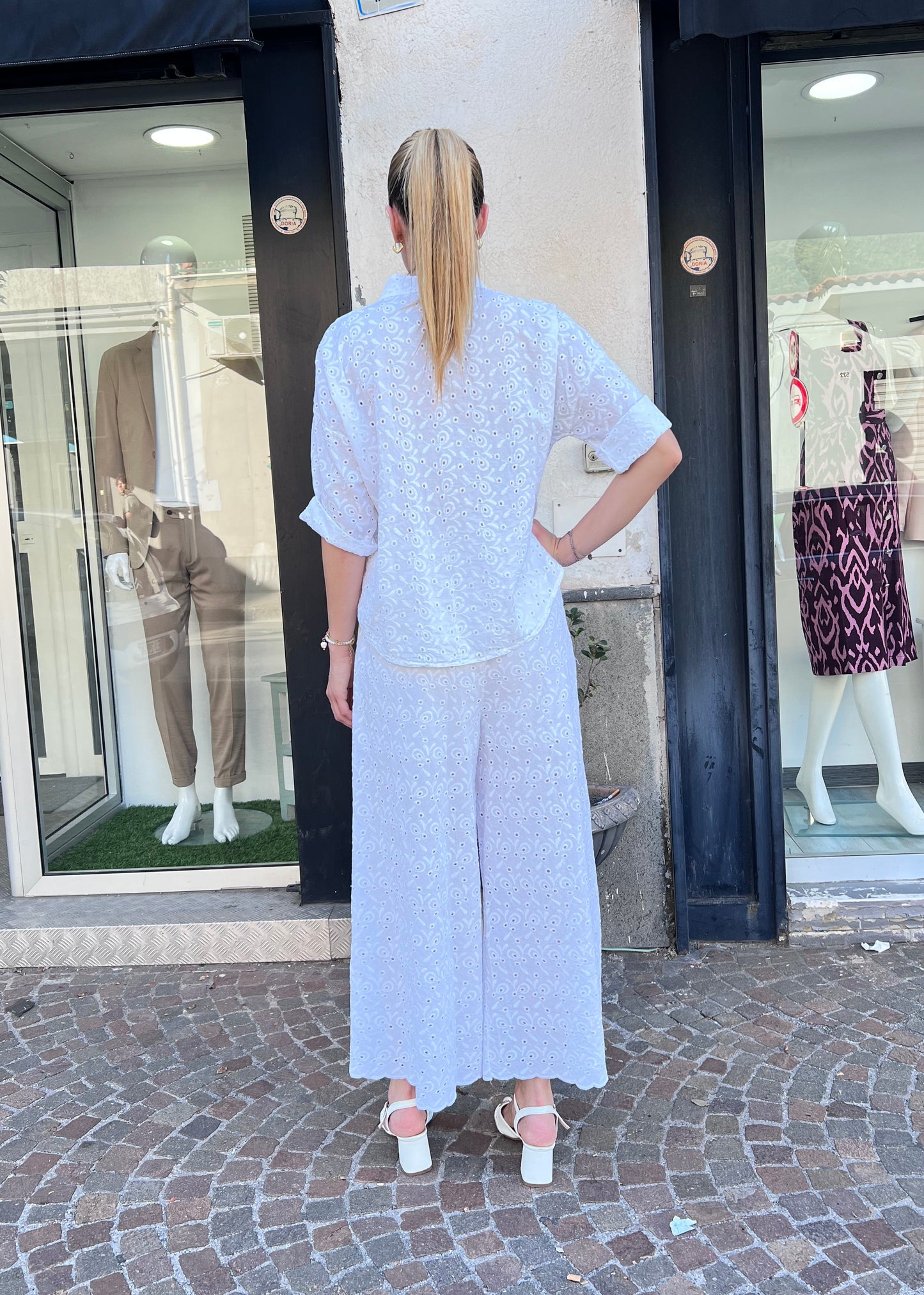 Coord set in pizzo san gallò donna colore bianco – vista posteriore - camicia manica 3/4 e pantalone a palazzo, Made in Italy

