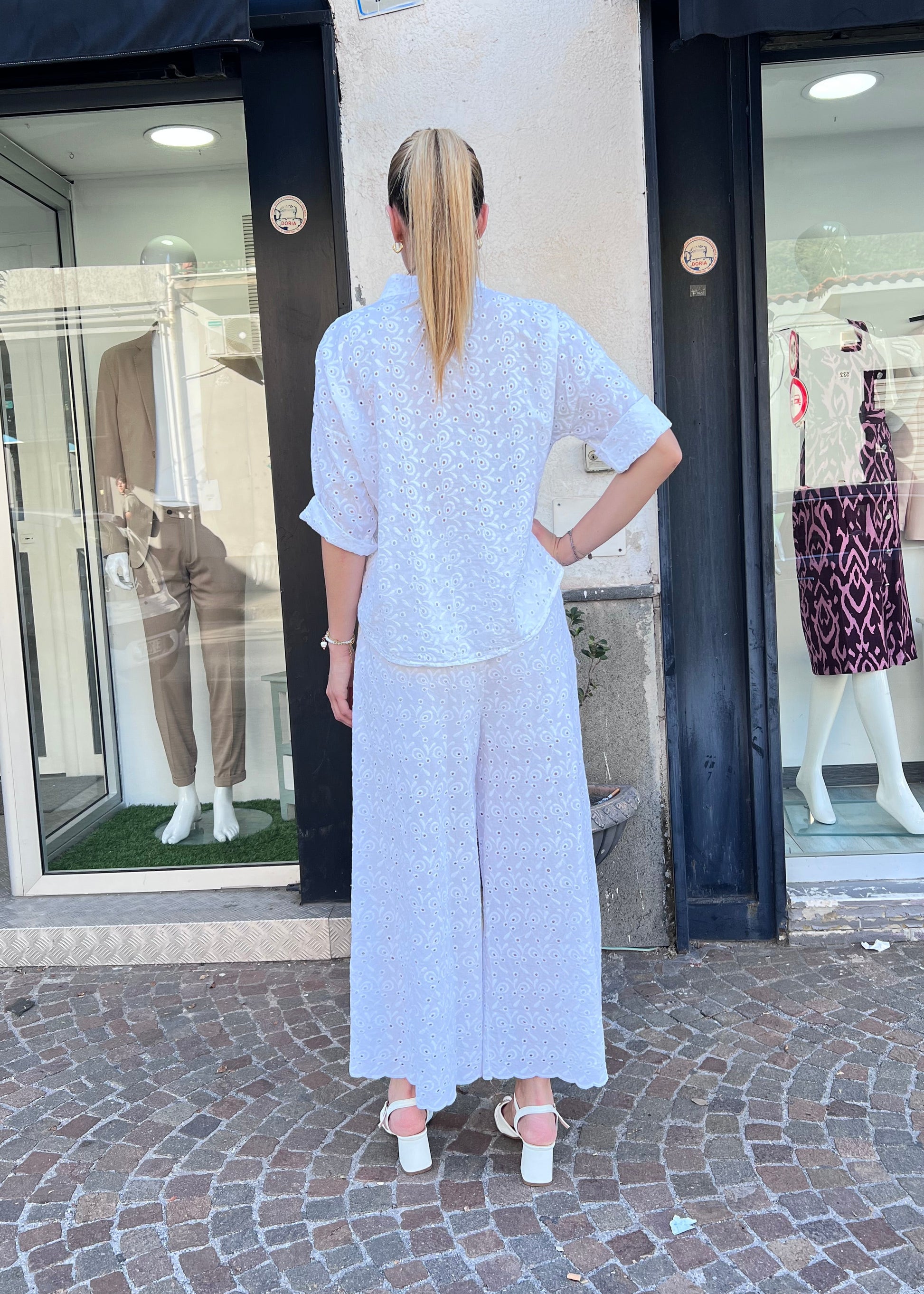 Coord set in pizzo san gallò donna colore bianco – vista posteriore - camicia manica 3/4 e pantalone a palazzo, Made in Italy
