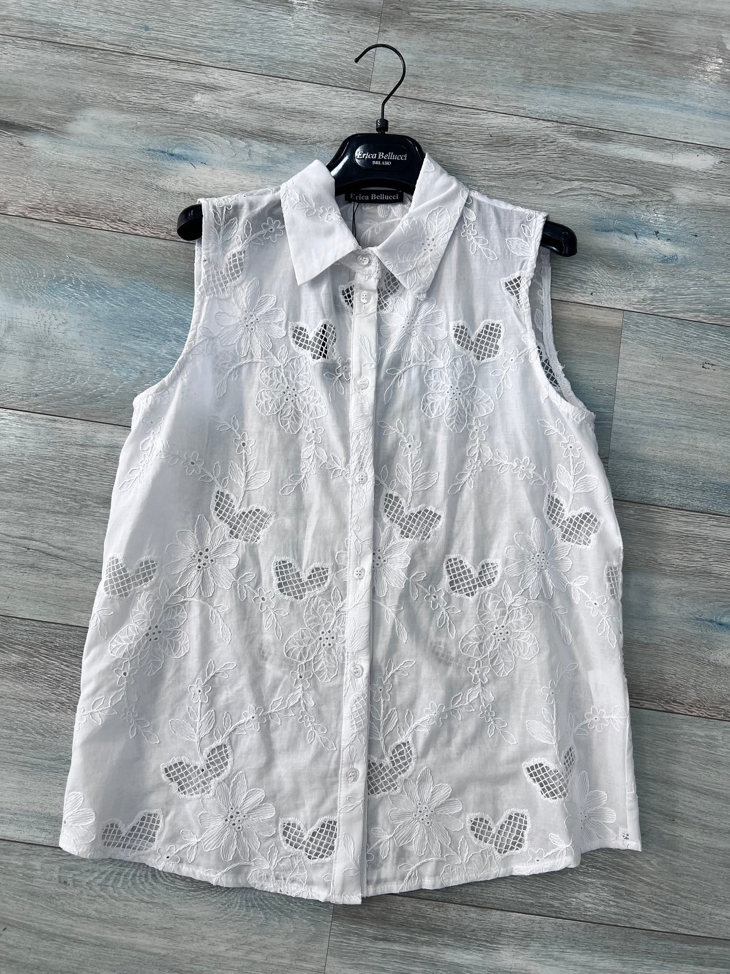 Blusa donna floreale traforata magramè – dettaglio bottoni e collo camicia Erica Bellucci