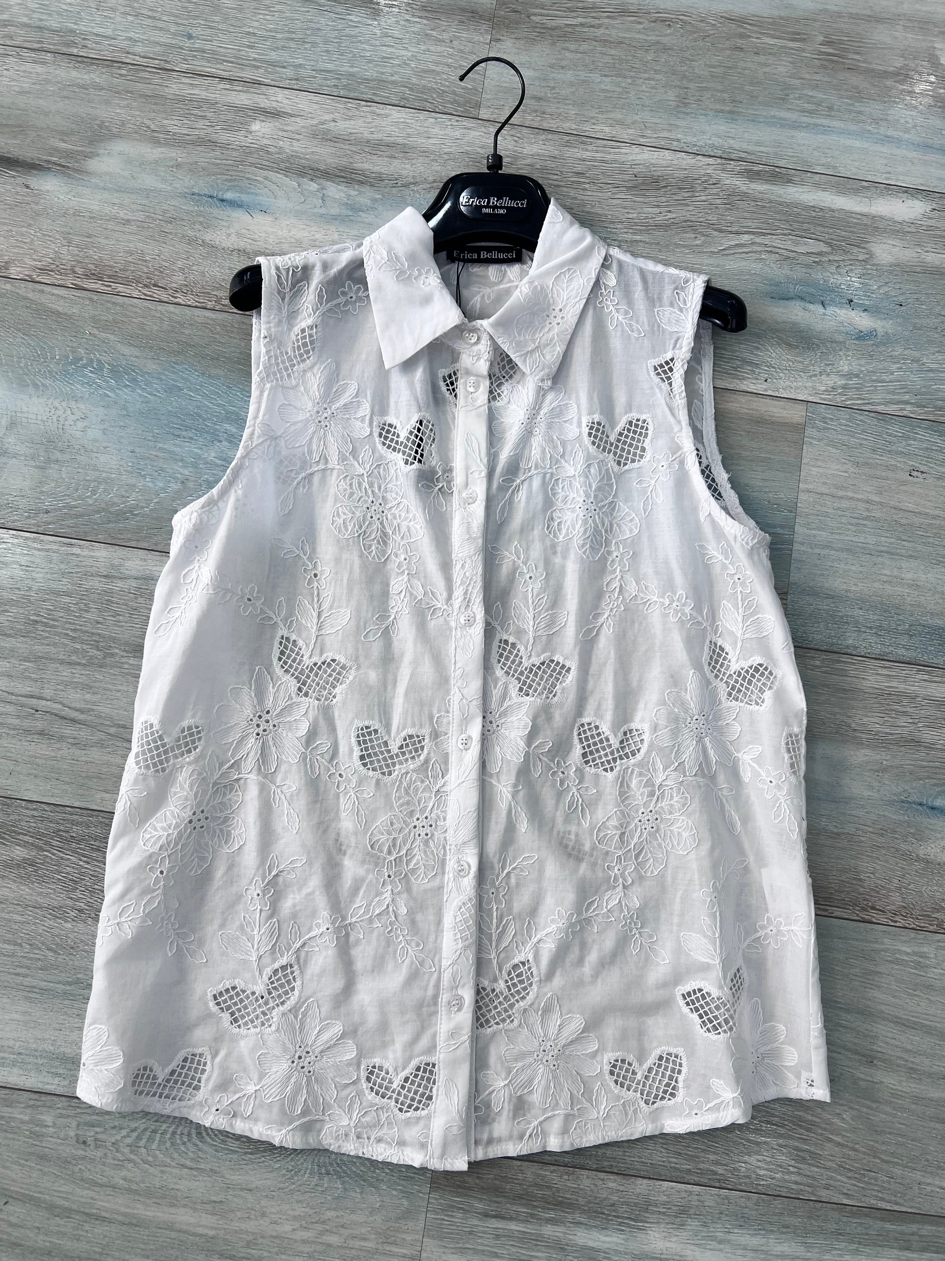 Blusa donna floreale traforata magramè – dettaglio bottoni e collo camicia Erica Bellucci