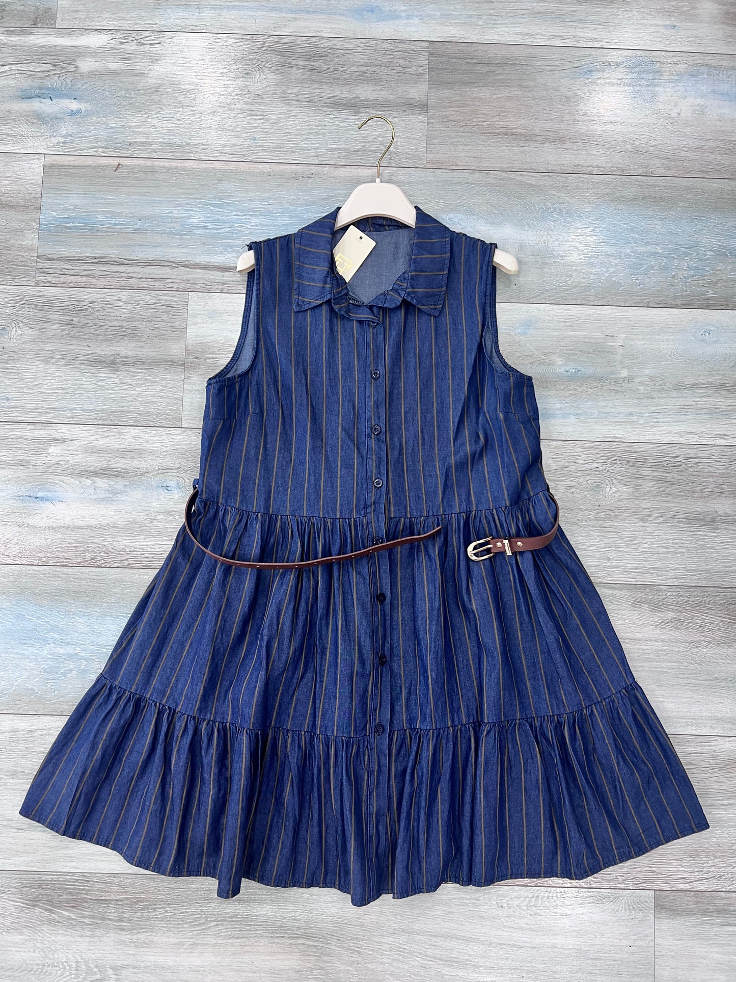 Abito donna in cotone a righe verticali camel su fondo bluette effetto denim - vista frontale e commerce - dettaglio abito aperto, senza cintura - Frarò