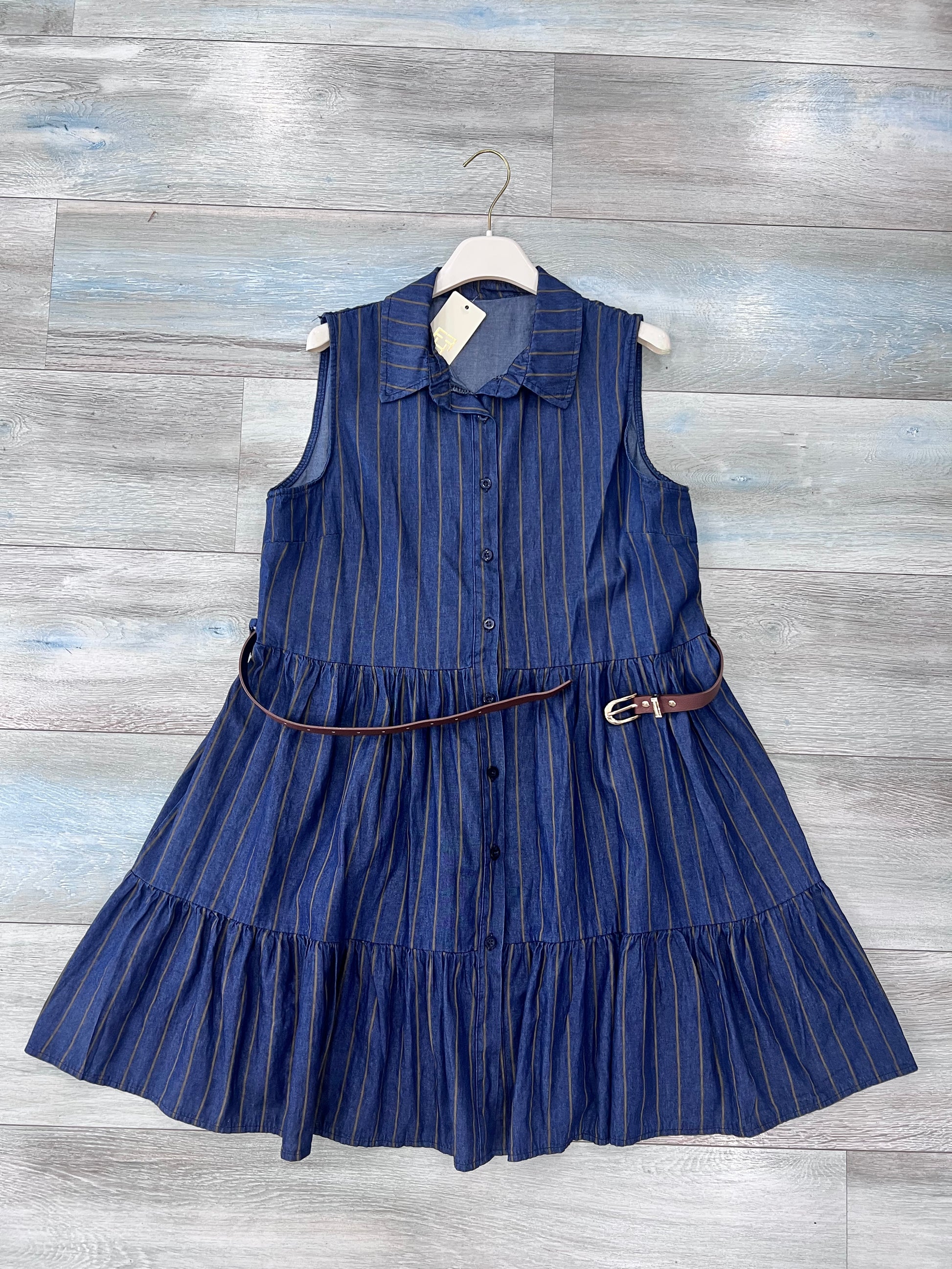 Abito donna in cotone a righe verticali camel su fondo bluette effetto denim - vista frontale e commerce - dettaglio abito aperto, senza cintura - Frarò