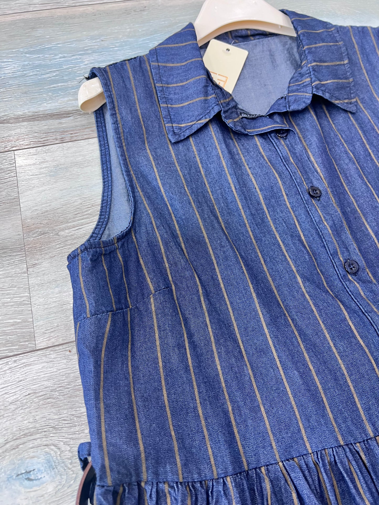 Abito donna in cotone a righe verticali camel su fondo bluette effetto denim - dettaglio tessuto, collo e bottoni - Frarò