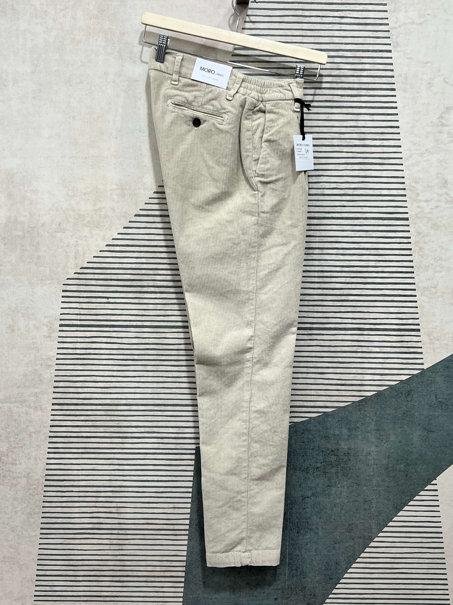 Pantalone velluto beige vista laterale - elastico al bustino per comfort

