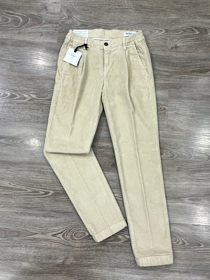 Pantalone uomo velluto beige vista frontale - elegante e confortevole Made in Italy

