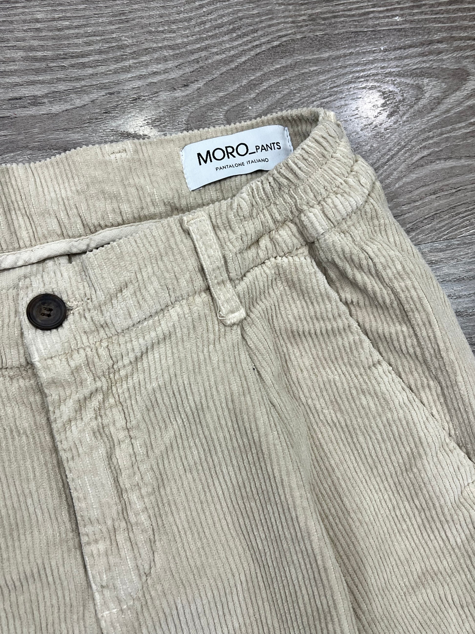 Dettaglio pince frontali pantalone velluto - fit elegante e raffinato
