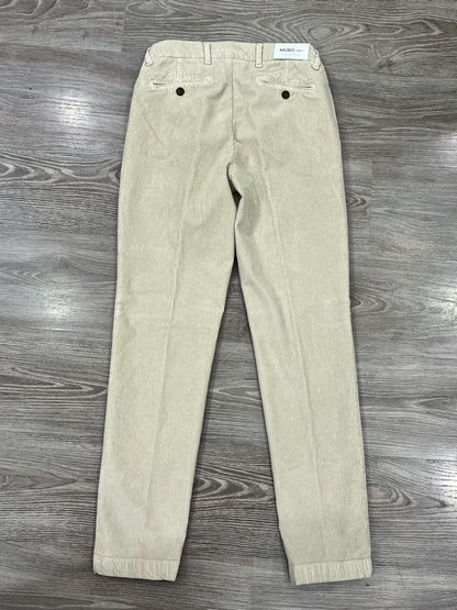 Vista posteriore pantalone velluto beige - taglio elegante con pince
