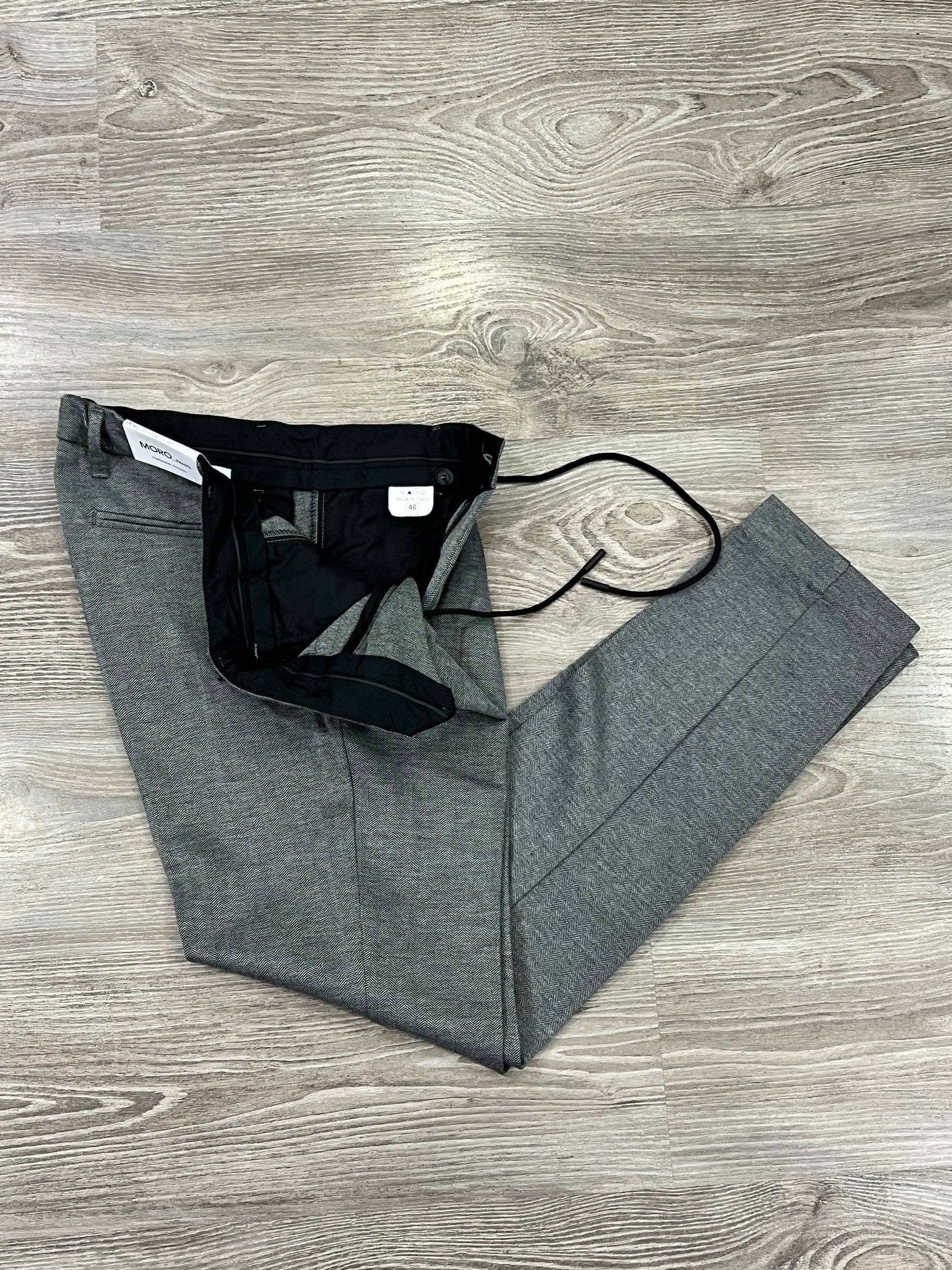 Pantalone uomo collezione invernale tessuto spigato - vista laterale e profilo elegante
