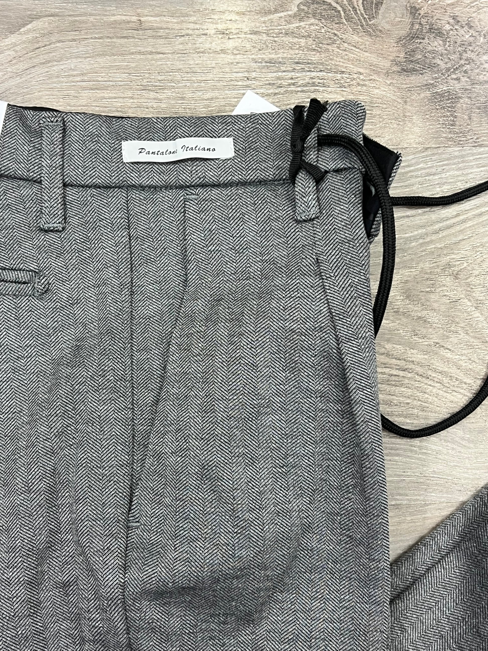 Pantalone tessuto spigato 68% viscosa - dettaglio cuciture sartoriali e qualità artigianale
