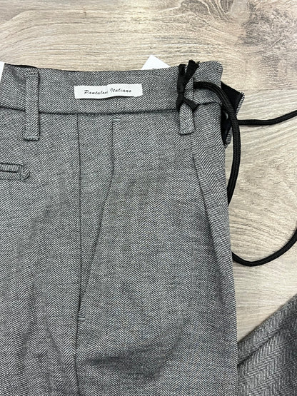 Pantalone tessuto spigato 68% viscosa - dettaglio cuciture sartoriali e qualità artigianale
