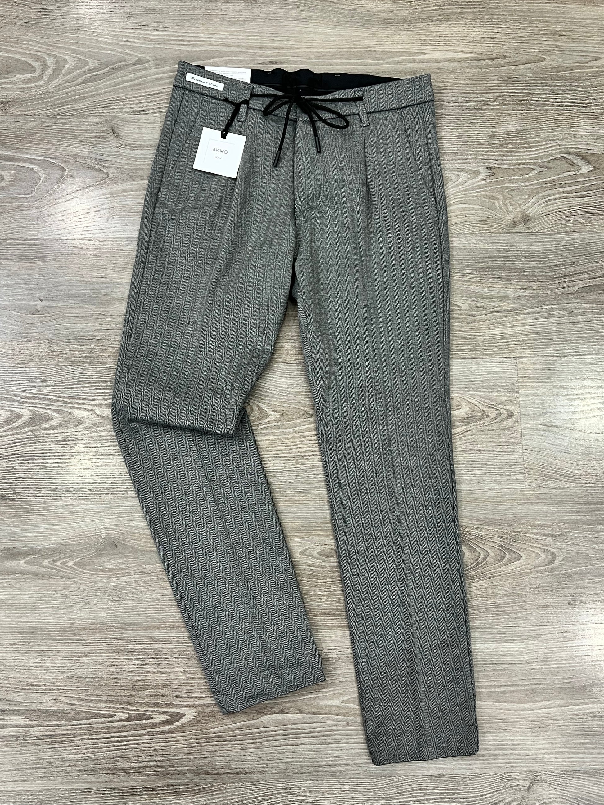 Pantalone tessuto spigato elasticizzato - dettaglio laccetto vita e vestibilità comfort

