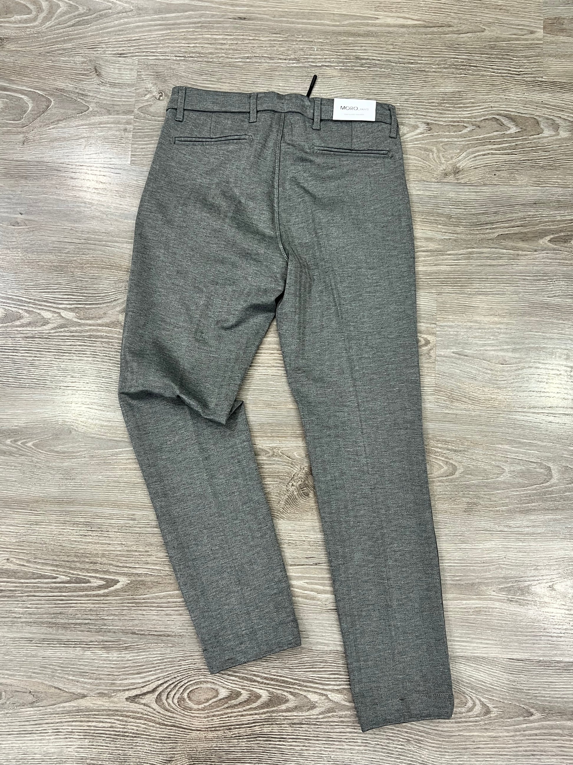 Pantalone uomo laccetto vita tessuto spigato - vista posteriore e fit perfetto
