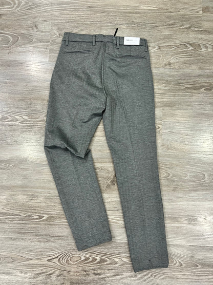 Pantalone uomo laccetto vita tessuto spigato - vista posteriore e fit perfetto
