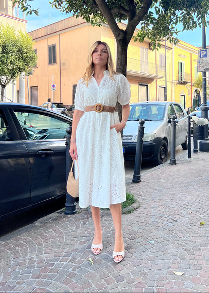 Abito in pizzo San Gallo bianco con bottoni frontali, cintura rafia e sandali bianchi, outfit donna estate - Frarò
