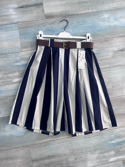 Bermuda donna a righe larghe blu navy e bianco con pince, cintura in pelle –  Frarò
