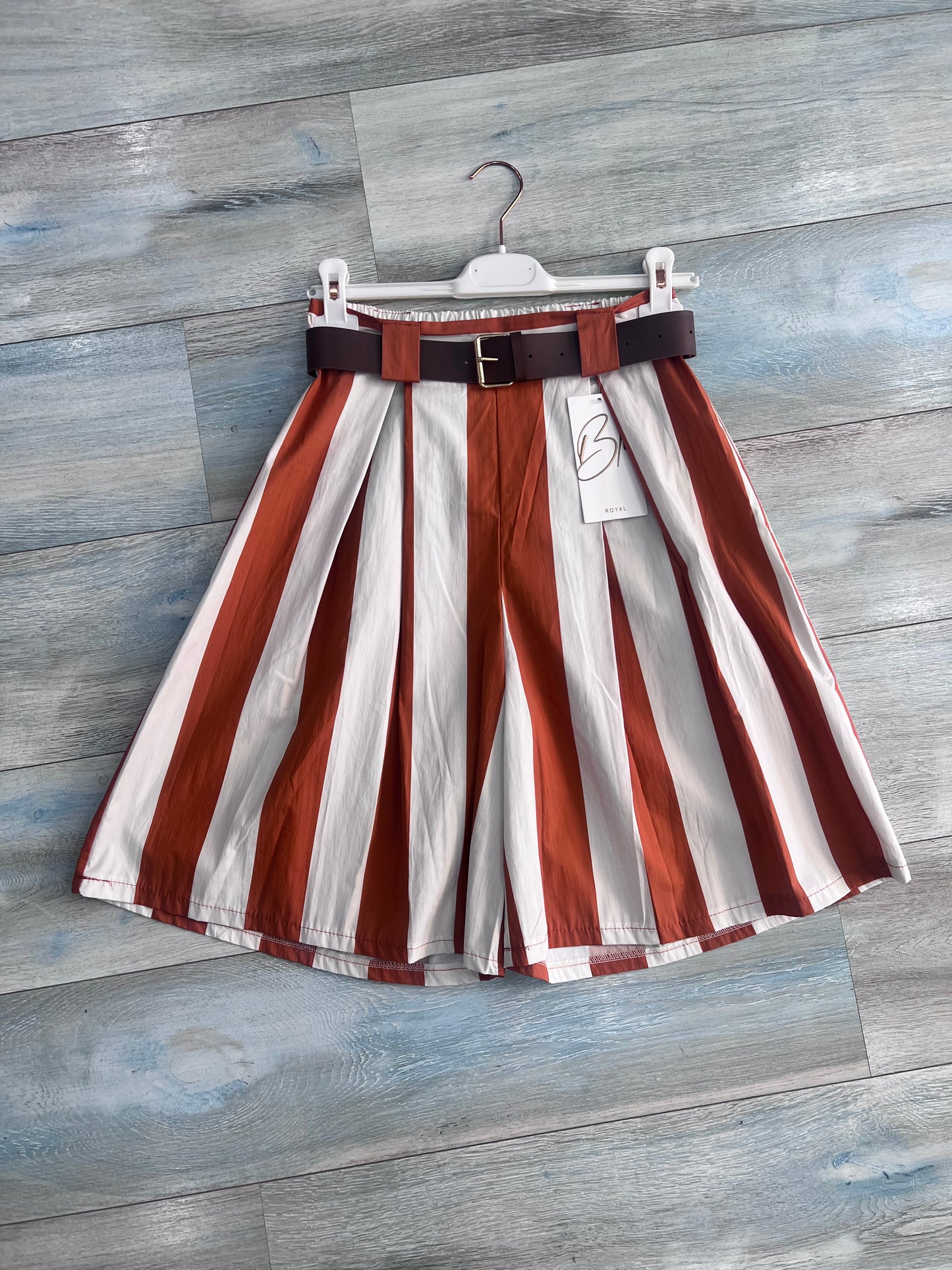 Bermuda donna a righe larghe arancio e bianco con pince e cintura in pelle, tessuto cotone leggero – Frarò
