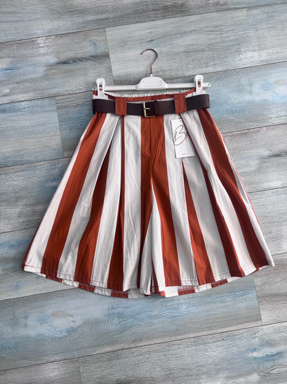 Bermuda donna a righe larghe arancio e bianco con pince e cintura in pelle, tessuto cotone leggero – Frarò

