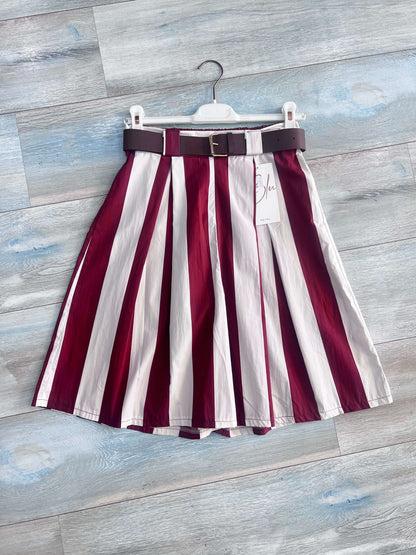 Bermuda donna a righe larghe amarena e bianco con pince e cintura in pelle, 100% cotone leggero – Frarò
